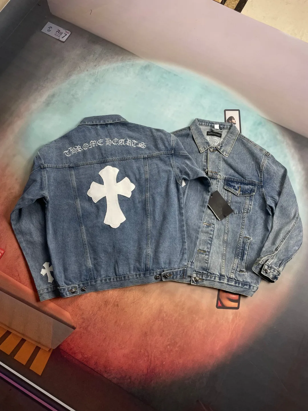 🅿️280 🔘Style No.-KL211 🔘Chrome Hearts𝐂𝐡𝐫𝐨𝐦𝐞 𝐇𝐞𝐚𝐫𝐭 CH Sanskrit embroidered cross patch leather denim jacket* This Chrome Hearts denim piece interprets luxury and trendy craftsmanship with extreme heavy workmanship. Denim fabrics imported from Japan are carefully selected and undergo a high-loss washing process. Each distressed texture retains the natural worn texture, creating a unique vintage tension. The Sanskrit embroidery on the back is presented by Behringer precision machine, and the stitches are three-dimensional and full, restoring the charm of the brand totem. In order to match the distressed aesthetic, everything from the hardware fasteners to the three-label system are independently molded and customized, and the silver thread anti-counterfeiting process is upgraded to ensure full-dimensional reproduction of authentic quality. The iconic cross patch is made of the new season's sheepskin, which is cut with precise laser positioning. The leather is delicate and flexible, forming a texture gap with the microfiber material. The finished embroidery process strictly adheres to brand standards, from leather pre-treatment to stitch length control, fully demonstrating high-grade craftsmanship and presenting unrepeatable collection-level items to fashion players.  Size: S M L XL (46.48.50.52) Color: Blue